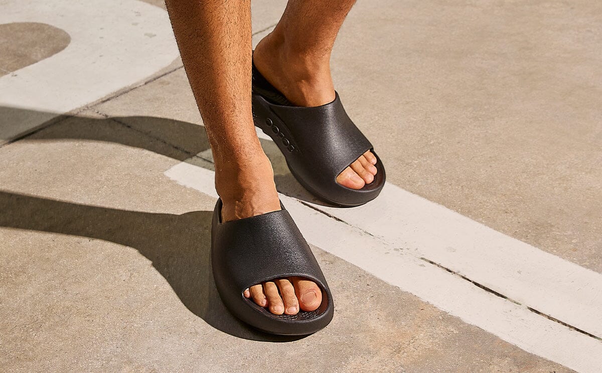 OOFOS Unisex OOahh PLUS Slide Sandal - Black - Image 9