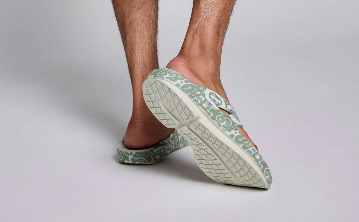 OOFOS Unisex OOriginal Sport Thong Sandal - Cosmic Gray Water Camo - Image 4