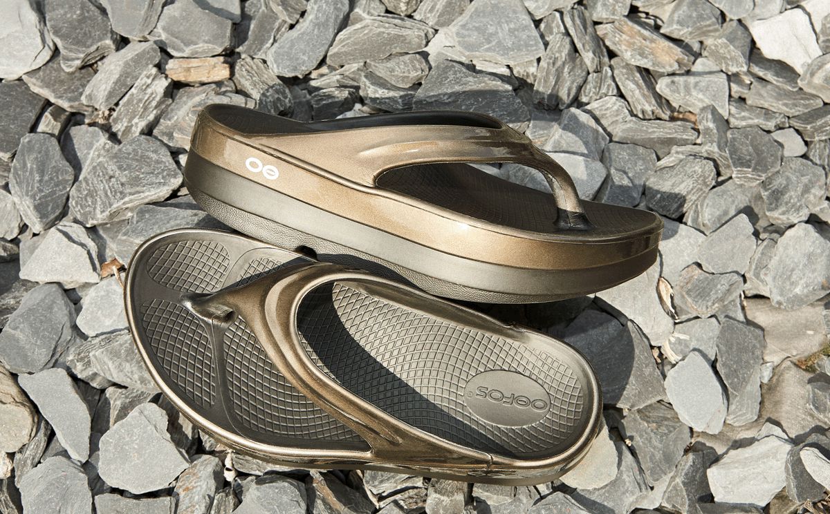 OOFOS Women's OOmega OOlala Stacked Sandal - Titanium Mirror - Image 4
